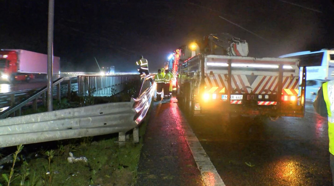 Viyadükten düşen otomobil alev aldı, sürücü son anda kurtuldu